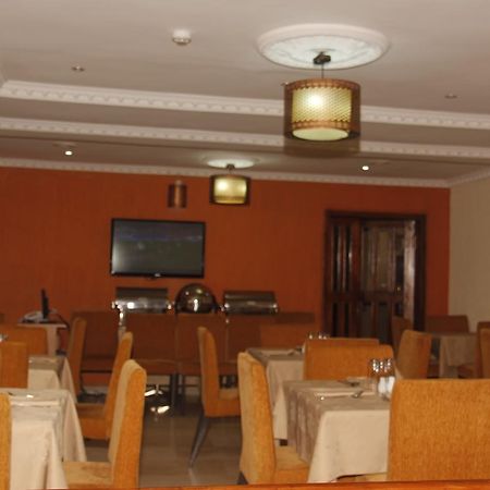 Crown Cottage Hotel 伊凯贾 外观 照片