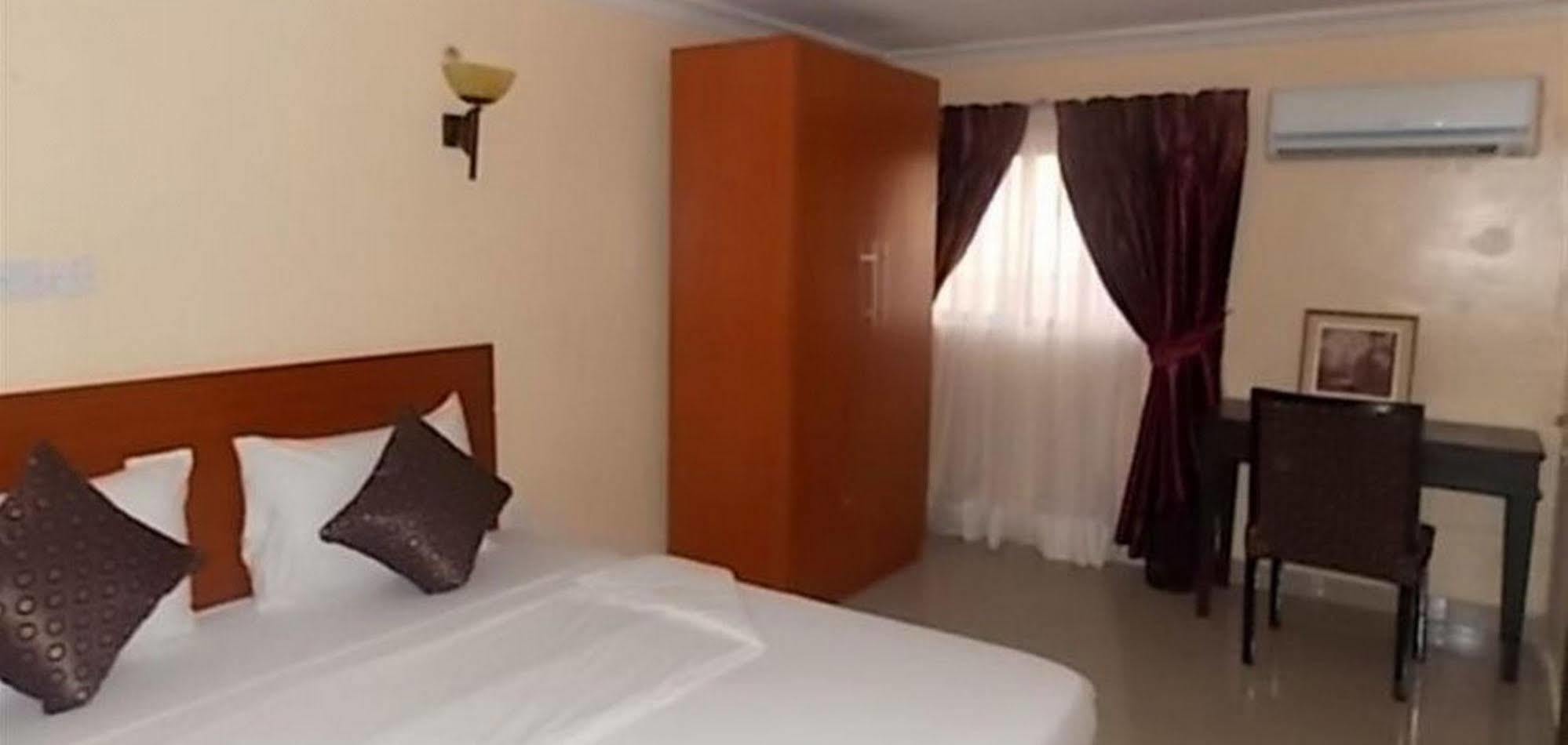 Crown Cottage Hotel 伊凯贾 外观 照片